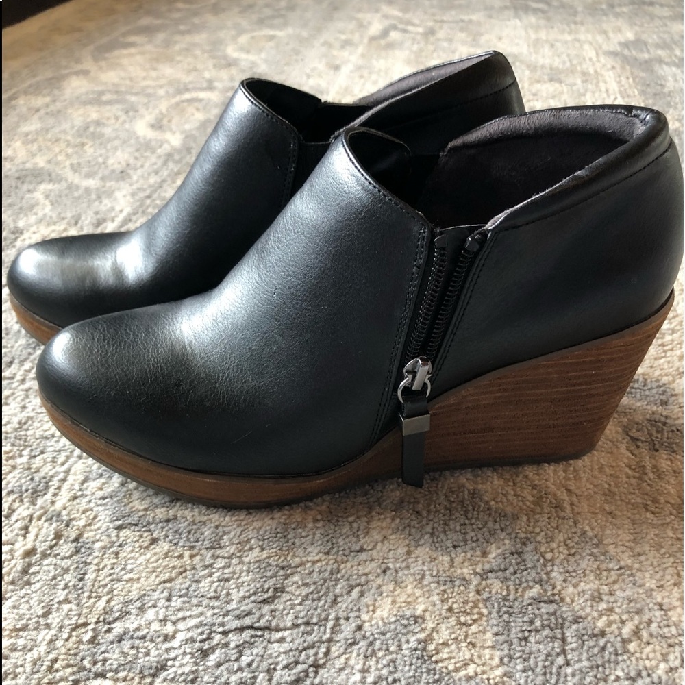 Dr. Scholl’s black wedge booties